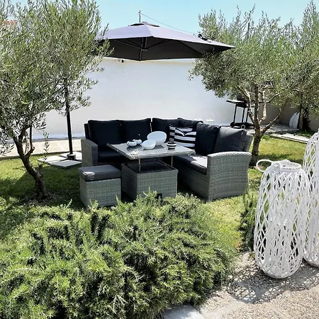 Athina's & Studio Apartment *
