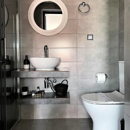Athina's & Studio Apartment