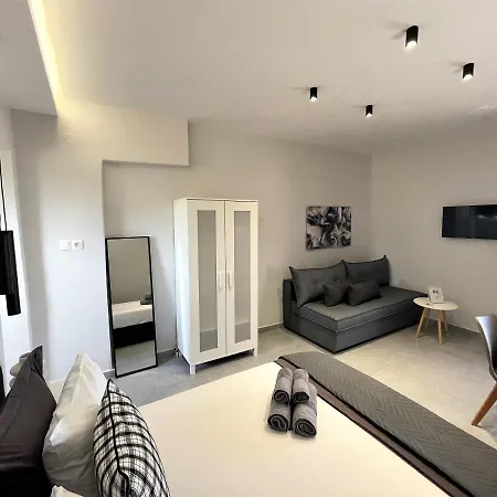 Athina's & Studio Apartment